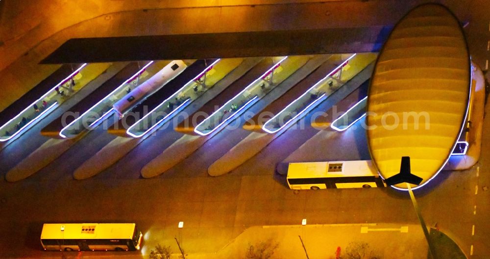 Halle (Saale) at night from the bird perspective: Night lighting Central Bus Station to OBS Omnibusbetrieb Saalekreis GmbH the Public Transportation in Halle (Saale) in the state Saxony-Anhalt, Germany