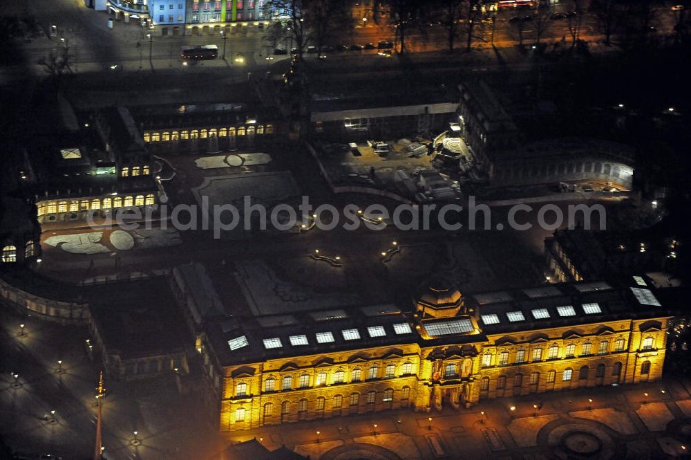 Aerial image at night Dresden - Nachtaufnahme der Dresdner Zwingers. Der Barock geprägte Gebäudekomplex mit Gartenanlage wurde zwischen 1709 und 1728 in mehreren Bauphasen angelegt. Night shot of the Dresden Zwinger.