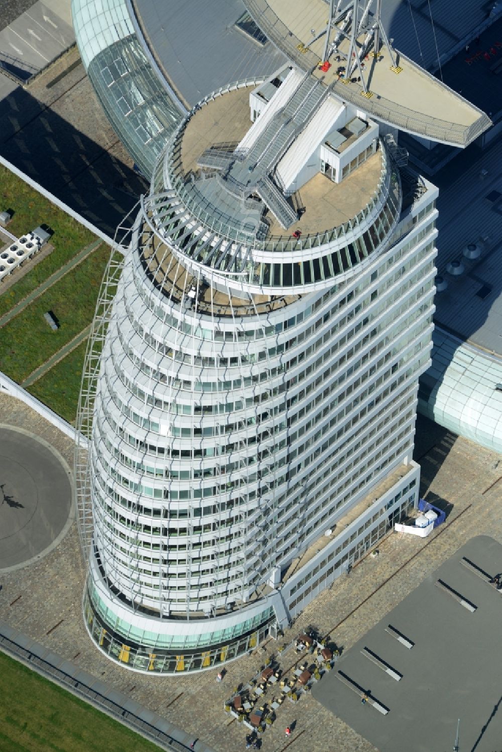 Aerial photograph Bremerhaven - Atlantic Hotel Sail City in Bremerhaven in the state of Bremen. The four star hotel with its bent front is located on the riverbank of the Weser