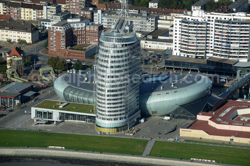 Aerial image Bremerhaven - Atlantic Hotel Sail City and Klimahaus in Bremerhaven in the state of Bremen. The four star hotel with its bent front is located adjacent to the exhibition space of Klimahaus Bremerhaven 8° Ost and on the riverbank of the Weser