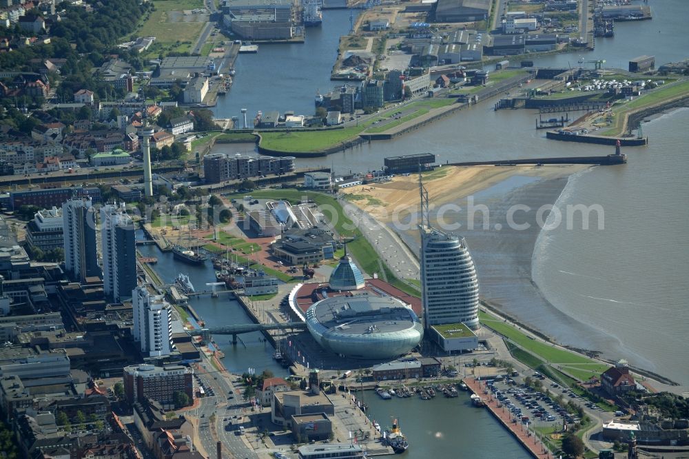 Aerial image Bremerhaven - Atlantic Hotel Sail City and Klimahaus in Bremerhaven in the state of Bremen. The four star hotel with its bent front is located adjacent to the exhibition space of Klimahaus Bremerhaven 8° Ost and on the riverbank of the Weser