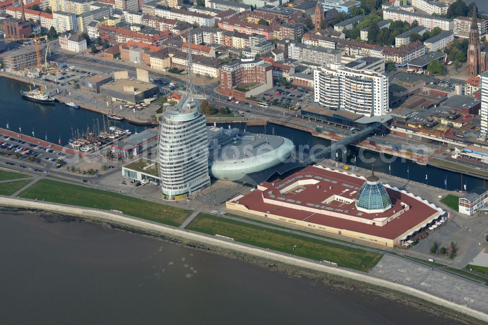 Aerial photograph Bremerhaven - Atlantic Hotel Sail City and Klimahaus in Bremerhaven in the state of Bremen. The four star hotel with its bent front is located adjacent to the exhibition space of Klimahaus Bremerhaven 8° Ost and on the riverbank of the Weser