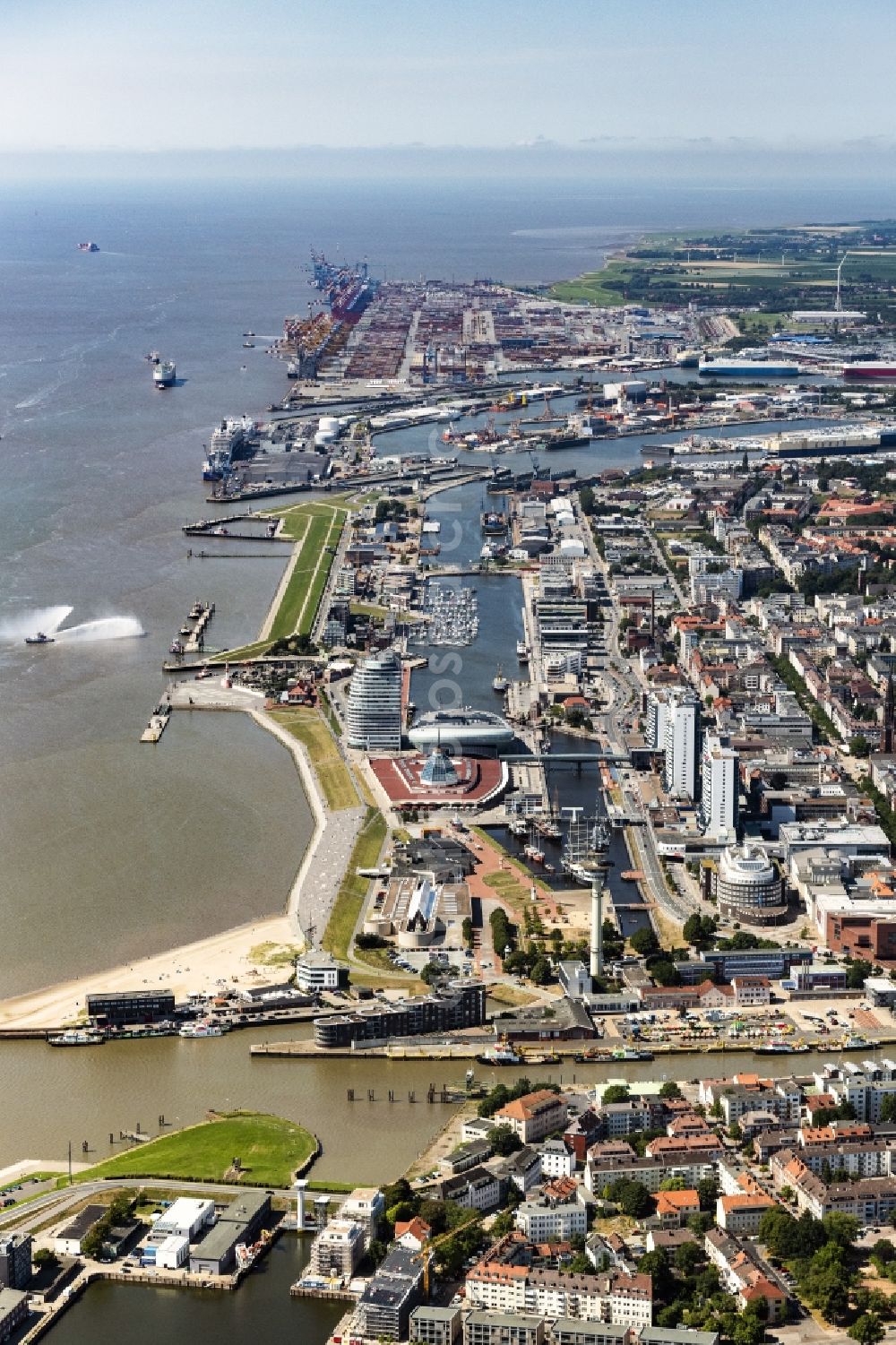 Bremerhaven from the bird's eye view: Atlantic Hotel Sail City and Klimahaus in Bremerhaven in the state of Bremen. The four star hotel with its bent front is located adjacent to the exhibition space of Klimahaus Bremerhaven 8A? Ost and on the riverbank of the Weser