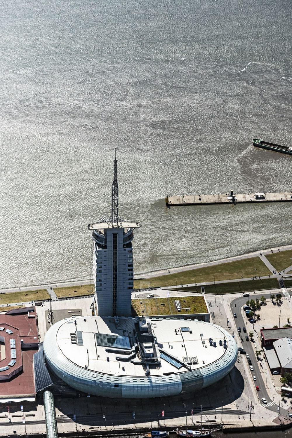 Aerial photograph Bremerhaven - Atlantic Hotel Sail City and Klimahaus in Bremerhaven in the state of Bremen. The four star hotel with its bent front is located adjacent to the exhibition space of Klimahaus Bremerhaven 8A? Ost and on the riverbank of the Weser