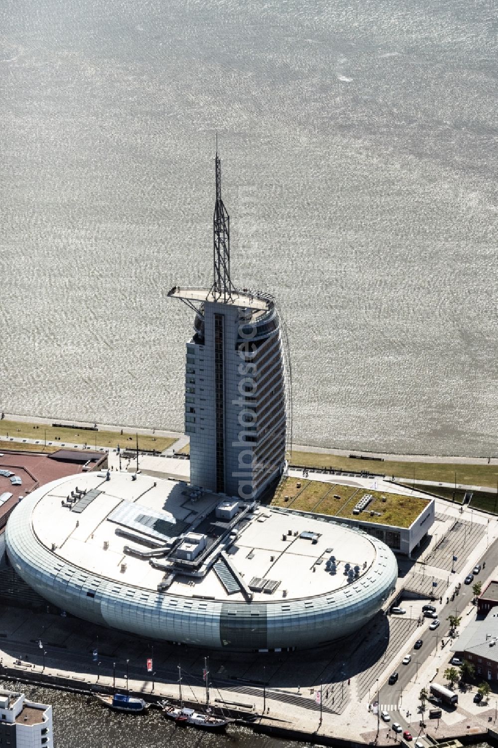 Bremerhaven from above - Atlantic Hotel Sail City and Klimahaus in Bremerhaven in the state of Bremen. The four star hotel with its bent front is located adjacent to the exhibition space of Klimahaus Bremerhaven 8A? Ost and on the riverbank of the Weser