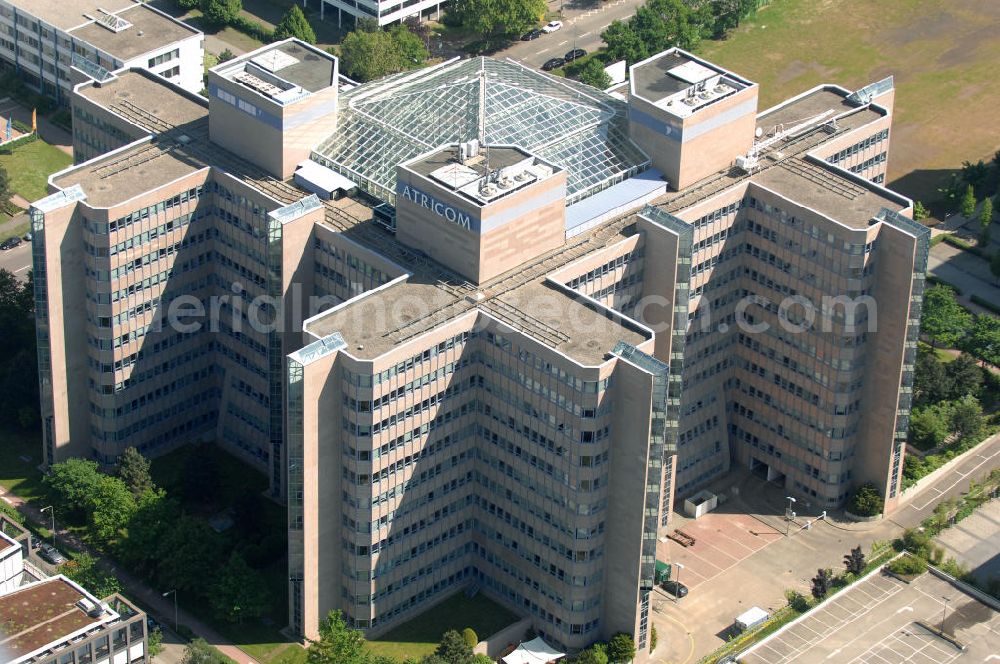 Frankfurt am Main from above - Blick auf das Atricom Bürohaus in Frankfurt-Niederrad. Der Komplex wurde in den achtziger Jahren von den Architekten Architekten Ernst Sieverts, Dieter Schapitz und Dieter Reiche entworfen. View of the Atricom office building in Frankfurt-Niederrad.