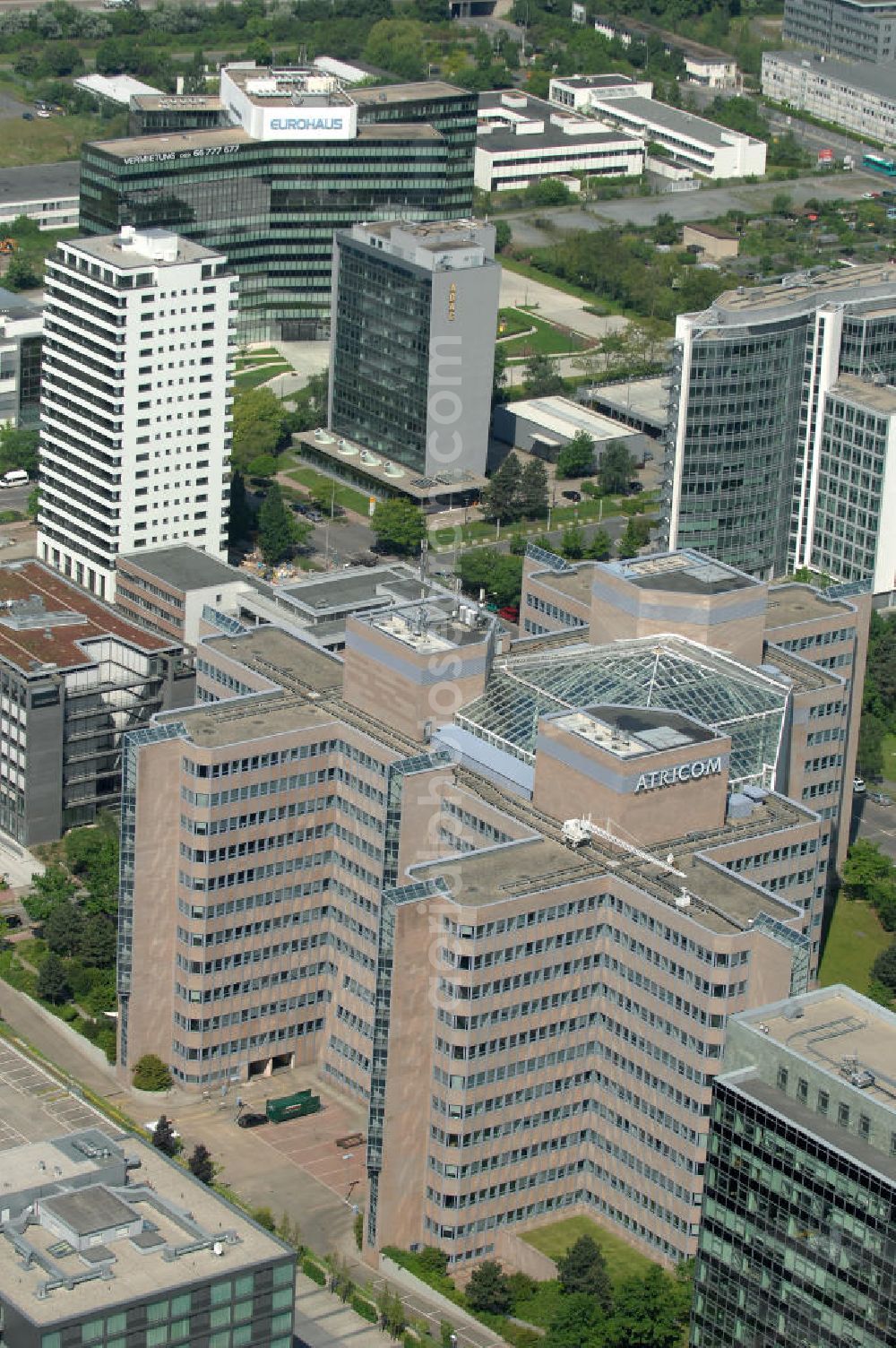 Frankfurt am Main from the bird's eye view: Blick auf das Atricom Bürohaus in Frankfurt-Niederrad. Der Komplex wurde in den achtziger Jahren von den Architekten Architekten Ernst Sieverts, Dieter Schapitz und Dieter Reiche entworfen. View of the Atricom office building in Frankfurt-Niederrad.