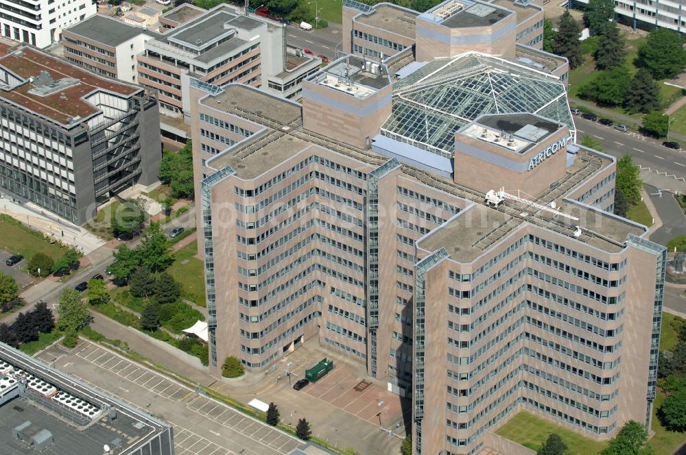 Aerial image Frankfurt am Main - Blick auf das Atricom Bürohaus in Frankfurt-Niederrad. Der Komplex wurde in den achtziger Jahren von den Architekten Architekten Ernst Sieverts, Dieter Schapitz und Dieter Reiche entworfen. View of the Atricom office building in Frankfurt-Niederrad.