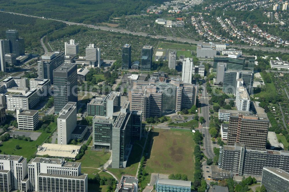 Aerial photograph Frankfurt am Main - Blick auf das Atricom Bürohaus in Frankfurt-Niederrad. Der Komplex wurde in den achtziger Jahren von den Architekten Architekten Ernst Sieverts, Dieter Schapitz und Dieter Reiche entworfen. View of the Atricom office building in Frankfurt-Niederrad.