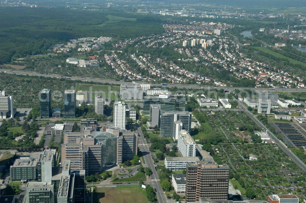 Frankfurt am Main from above - Blick auf das Atricom Bürohaus in Frankfurt-Niederrad. Der Komplex wurde in den achtziger Jahren von den Architekten Architekten Ernst Sieverts, Dieter Schapitz und Dieter Reiche entworfen. View of the Atricom office building in Frankfurt-Niederrad.