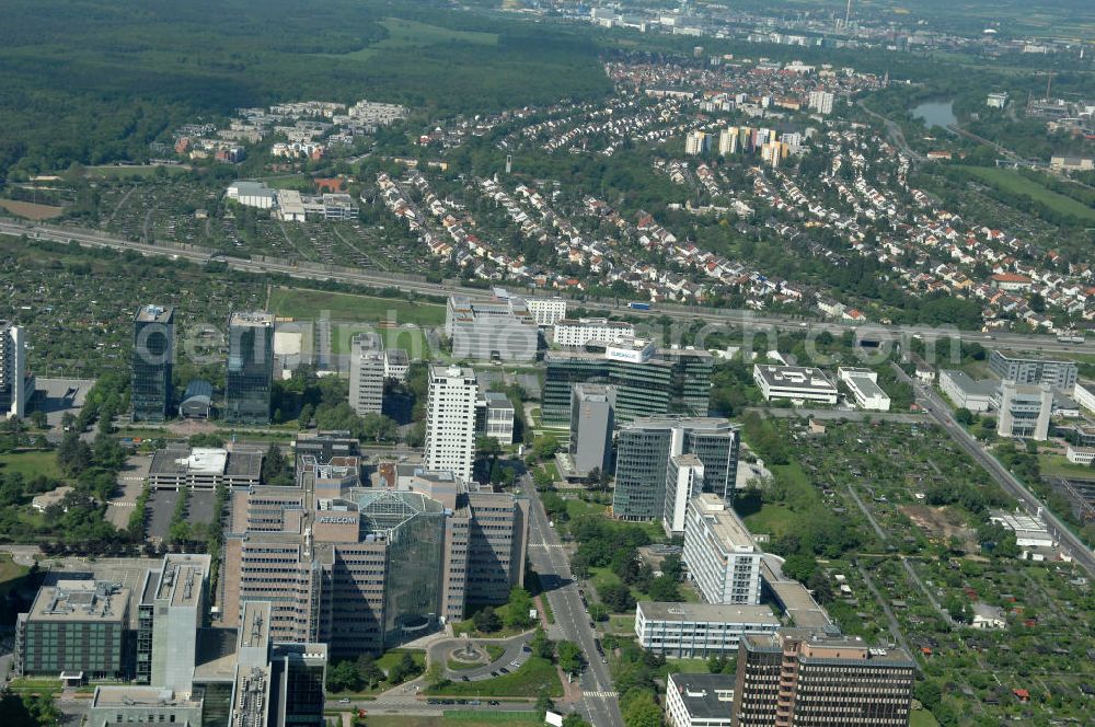 Frankfurt am Main from the bird's eye view: Blick auf das Atricom Bürohaus in Frankfurt-Niederrad. Der Komplex wurde in den achtziger Jahren von den Architekten Architekten Ernst Sieverts, Dieter Schapitz und Dieter Reiche entworfen. View of the Atricom office building in Frankfurt-Niederrad.