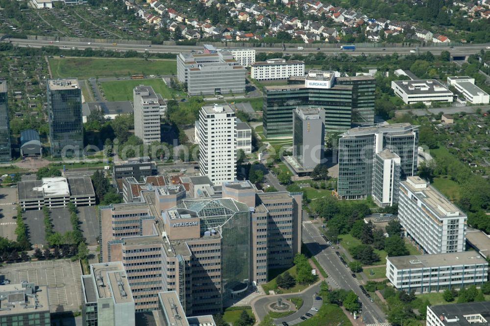 Aerial image Frankfurt am Main - Blick auf das Atricom Bürohaus in Frankfurt-Niederrad. Der Komplex wurde in den achtziger Jahren von den Architekten Architekten Ernst Sieverts, Dieter Schapitz und Dieter Reiche entworfen. View of the Atricom office building in Frankfurt-Niederrad.