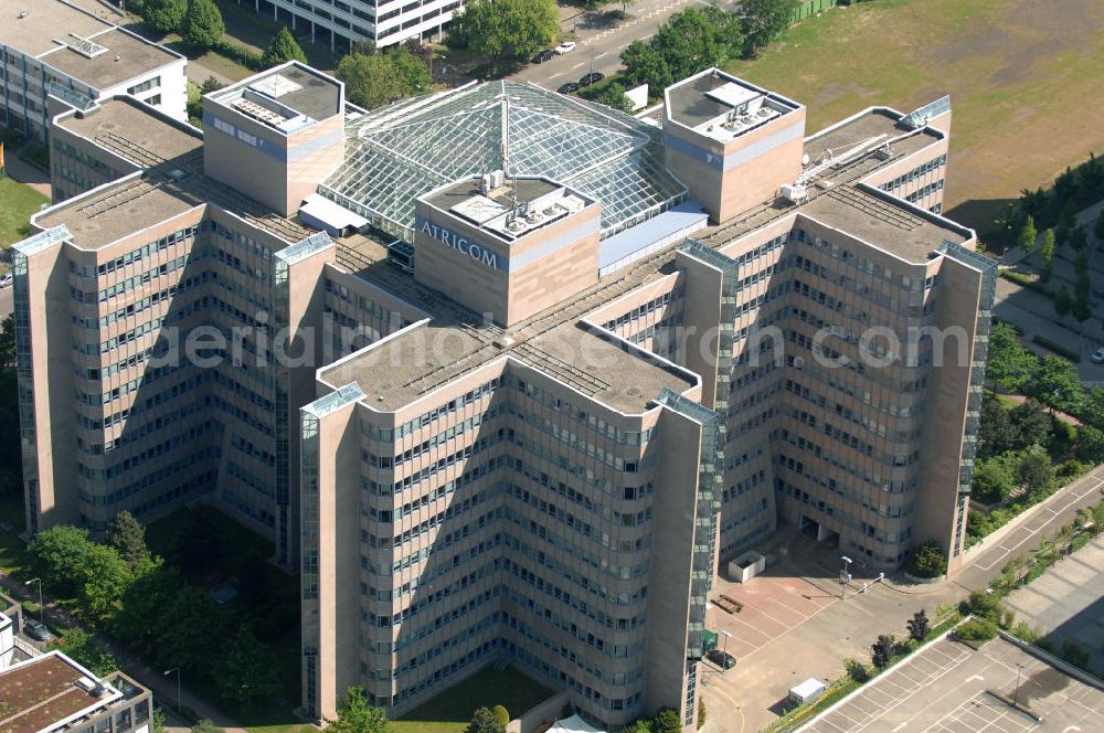 Aerial photograph Frankfurt am Main - Blick auf das Atricom Bürohaus in Frankfurt-Niederrad. Der Komplex wurde in den achtziger Jahren von den Architekten Architekten Ernst Sieverts, Dieter Schapitz und Dieter Reiche entworfen. View of the Atricom office building in Frankfurt-Niederrad.