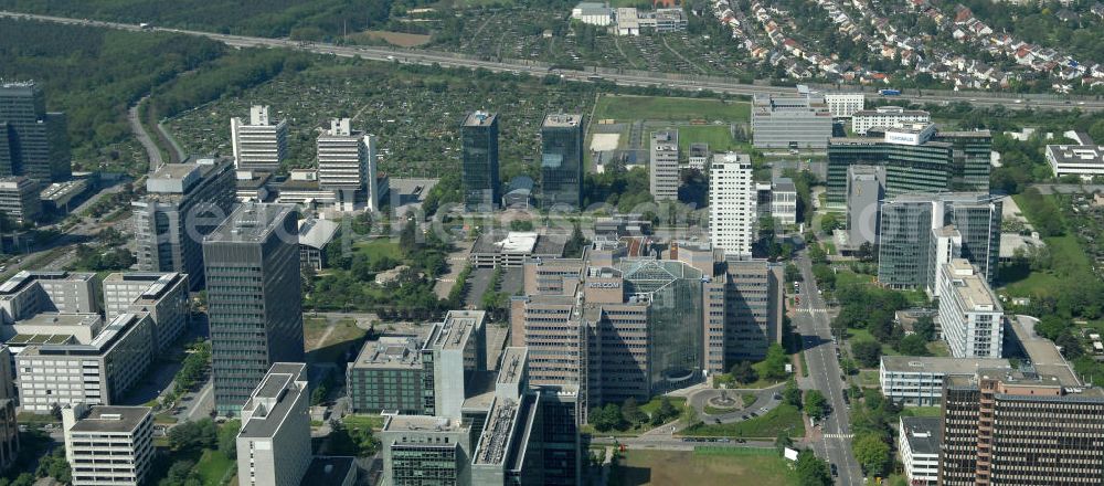 Frankfurt am Main from above - Blick auf das Atricom Bürohaus in Frankfurt-Niederrad. Der Komplex wurde in den achtziger Jahren von den Architekten Architekten Ernst Sieverts, Dieter Schapitz und Dieter Reiche entworfen. View of the Atricom office building in Frankfurt-Niederrad.