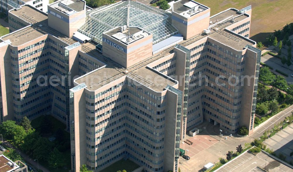 Frankfurt am Main from the bird's eye view: Blick auf das Atricom Bürohaus in Frankfurt-Niederrad. Der Komplex wurde in den achtziger Jahren von den Architekten Architekten Ernst Sieverts, Dieter Schapitz und Dieter Reiche entworfen. View of the Atricom office building in Frankfurt-Niederrad.