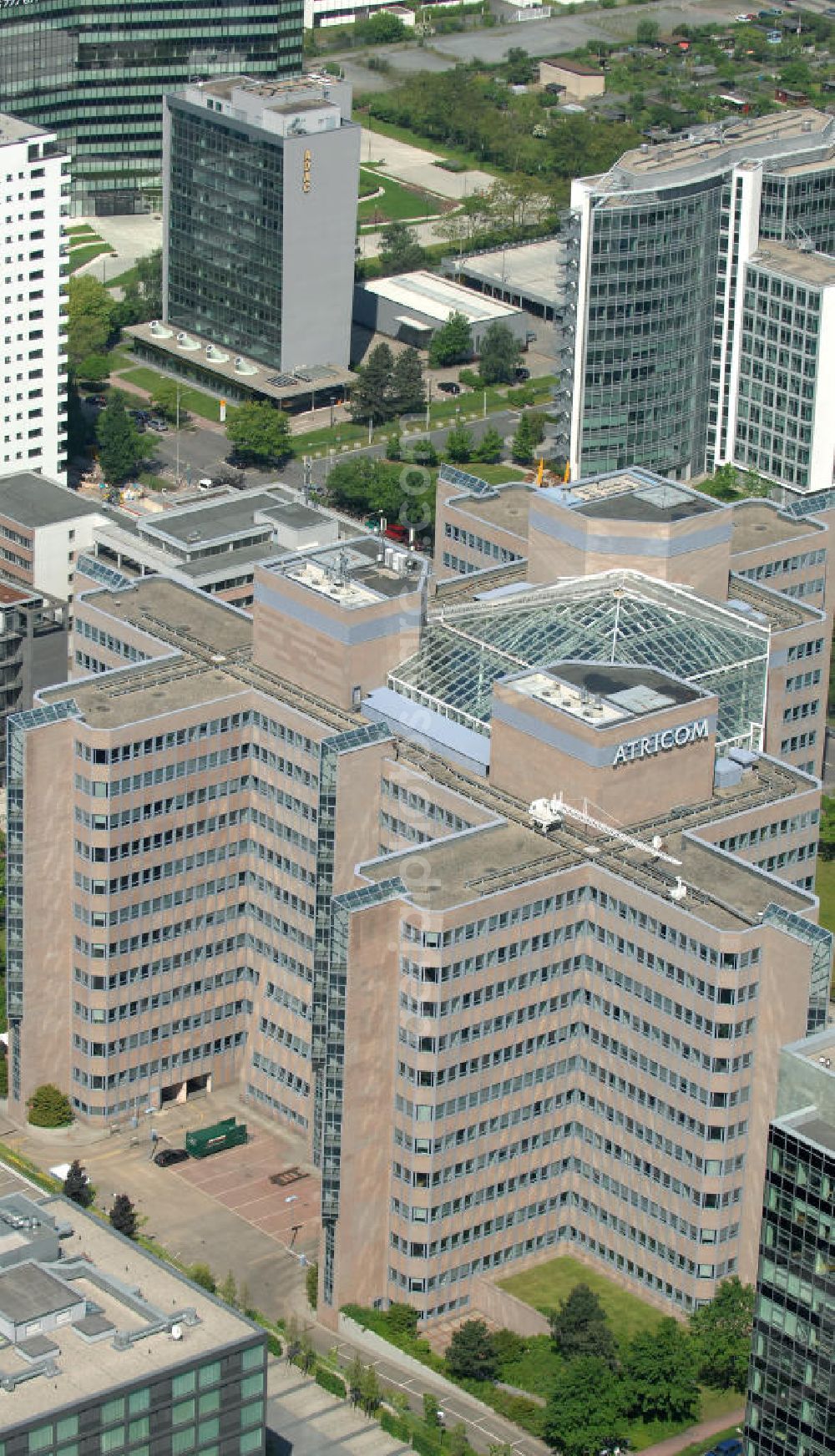 Aerial image Frankfurt am Main - Blick auf das Atricom Bürohaus in Frankfurt-Niederrad. Der Komplex wurde in den achtziger Jahren von den Architekten Architekten Ernst Sieverts, Dieter Schapitz und Dieter Reiche entworfen. View of the Atricom office building in Frankfurt-Niederrad.