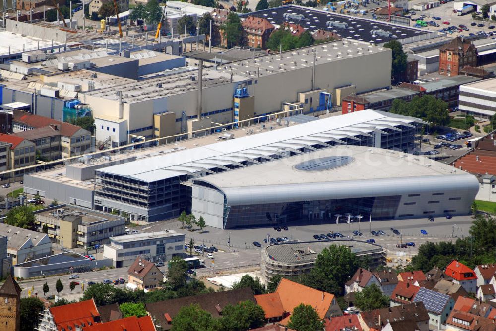 Aerial image Neckarsulm - Das Audi Forum Neckarsulm und werkseigenes Parkhaus mit 180 Plätzen ist ein repräsentativer Bau der AUDI AG, der westlich der Kernstadt und südlich des Audi Werkes an der NSU-Straße und am Christian-Schmidt-Platz liegt. Das Gebäude wurde durch das Düsseldorfer Architektenbüro BM+P projektiert und nach fünfjähriger Bauzeit am 10. Mai 2005 eröffnet. Kontakt: Audi AG NSU-Straße/Kreuzung Hafenstraße, 74172 Neckarsulm, Tel. 0841 89-40300, Fax 0841 89-30900