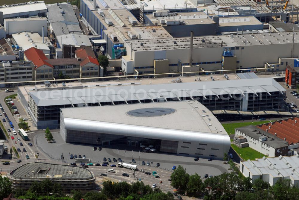 Aerial photograph Neckarsulm - Das Audi Forum Neckarsulm und werkseigenes Parkhaus mit 180 Plätzen ist ein repräsentativer Bau der AUDI AG, der westlich der Kernstadt und südlich des Audi Werkes an der NSU-Straße und am Christian-Schmidt-Platz liegt. Das Gebäude wurde durch das Düsseldorfer Architektenbüro BM+P projektiert und nach fünfjähriger Bauzeit am 10. Mai 2005 eröffnet. Kontakt: Audi AG NSU-Straße/Kreuzung Hafenstraße, 74172 Neckarsulm, Tel. 0841 89-40300, Fax 0841 89-30900