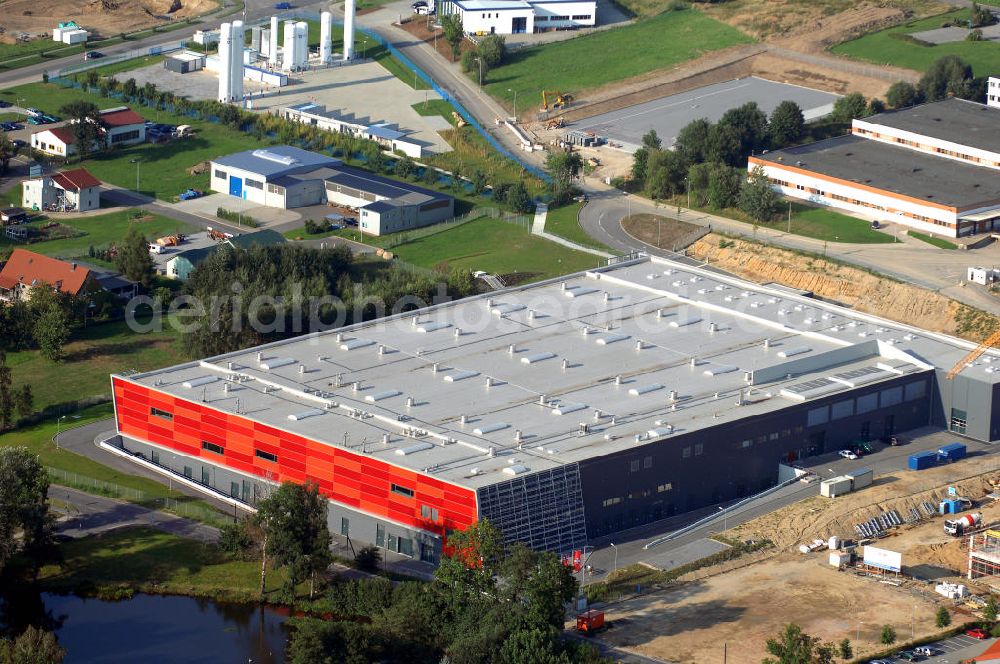 GROßRÖHRSDORF from the bird's eye view: Blick auf den Auf- und Ausbau des Werksgeändes der SUNFILM AG an der Sunfilmstraße 8 in 01900 Großröhrsdorf (+49 35952 280-0, info@sunfilm.com). An diesem Standort laufen Bauarbeiten für die größte Produktionsstätte Sachsens zur Herstellung von Dünnschicht-Fotovoltaik-Modulen.