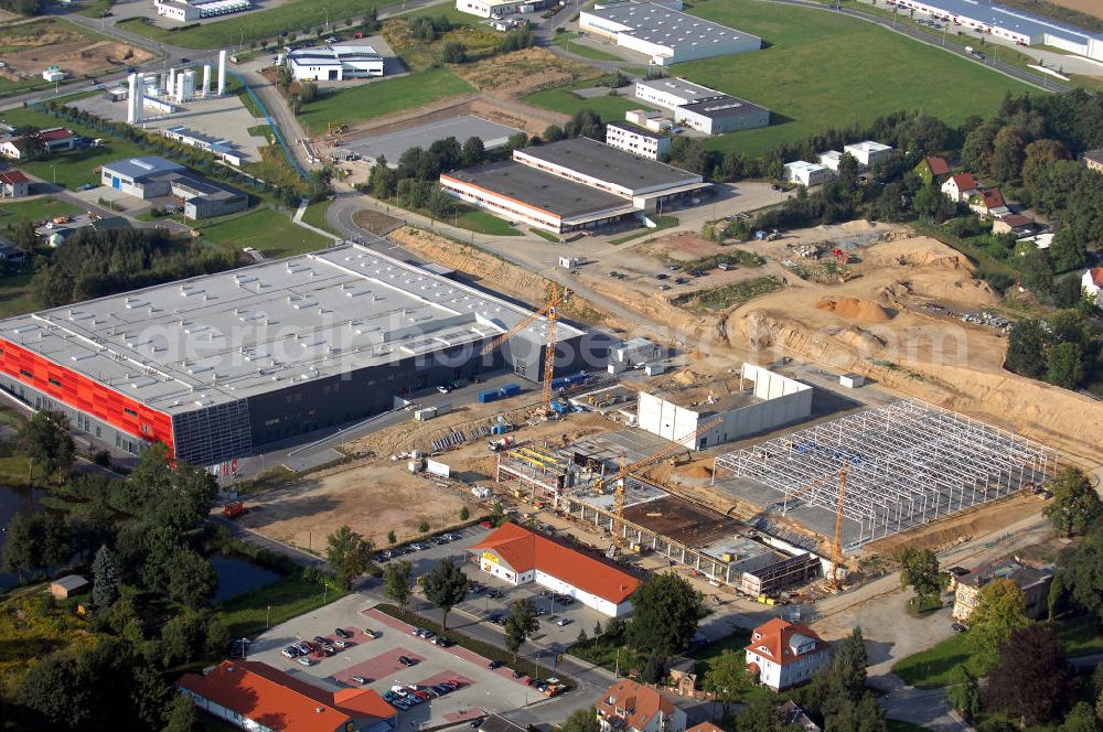 GROßRÖHRSDORF from above - Blick auf den Auf- und Ausbau des Werksgeändes der SUNFILM AG an der Sunfilmstraße 8 in 01900 Großröhrsdorf (+49 35952 280-0, info@sunfilm.com). An diesem Standort laufen Bauarbeiten für die größte Produktionsstätte Sachsens zur Herstellung von Dünnschicht-Fotovoltaik-Modulen.