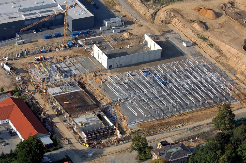 GROßRÖHRSDORF from above - Blick auf den Auf- und Ausbau des Werksgeändes der SUNFILM AG an der Sunfilmstraße 8 in 01900 Großröhrsdorf (+49 35952 280-0, info@sunfilm.com). An diesem Standort laufen Bauarbeiten für die größte Produktionsstätte Sachsens zur Herstellung von Dünnschicht-Fotovoltaik-Modulen.