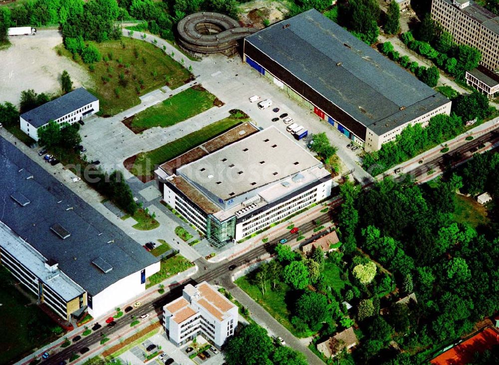 Aerial photograph Berlin - Adlershof - Auf einer Fläche von 4.900 qm entstanden in Berlin Adlershof durch die ECE - Projektmanagement eine multifunktionale Produktionsstätte für Film, Fernsehen und Eventveranstaltungen für die Muttergesellschaft Studio Hamburg.