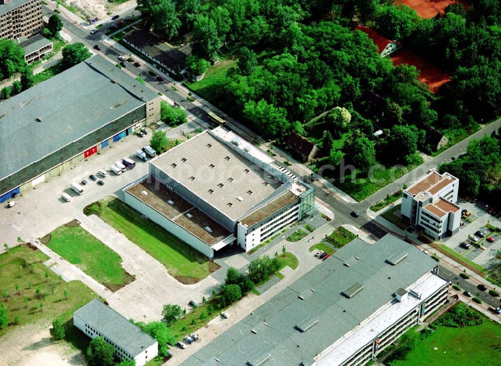 Aerial photograph Berlin - Adlershof - Auf einer Fläche von 4.900 qm entstanden in Berlin Adlershof durch die ECE - Projektmanagement eine multifunktionale Produktionsstätte für Film, Fernsehen und Eventveranstaltungen für die Muttergesellschaft Studio Hamburg.