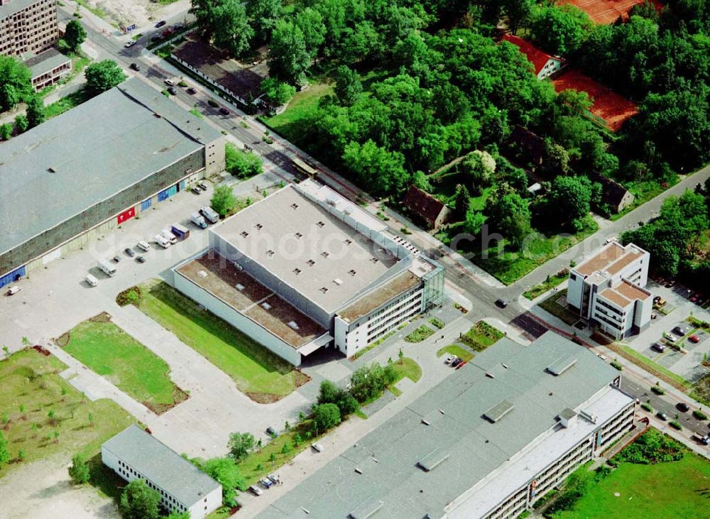 Berlin - Adlershof from the bird's eye view: Auf einer Fläche von 4.900 qm entstanden in Berlin Adlershof durch die ECE - Projektmanagement eine multifunktionale Produktionsstätte für Film, Fernsehen und Eventveranstaltungen für die Muttergesellschaft Studio Hamburg.