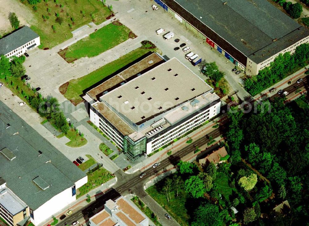 Aerial photograph Berlin - Adlershof - Auf einer Fläche von 4.900 qm entstanden in Berlin Adlershof durch die ECE - Projektmanagement eine multifunktionale Produktionsstätte für Film, Fernsehen und Eventveranstaltungen für die Muttergesellschaft Studio Hamburg.