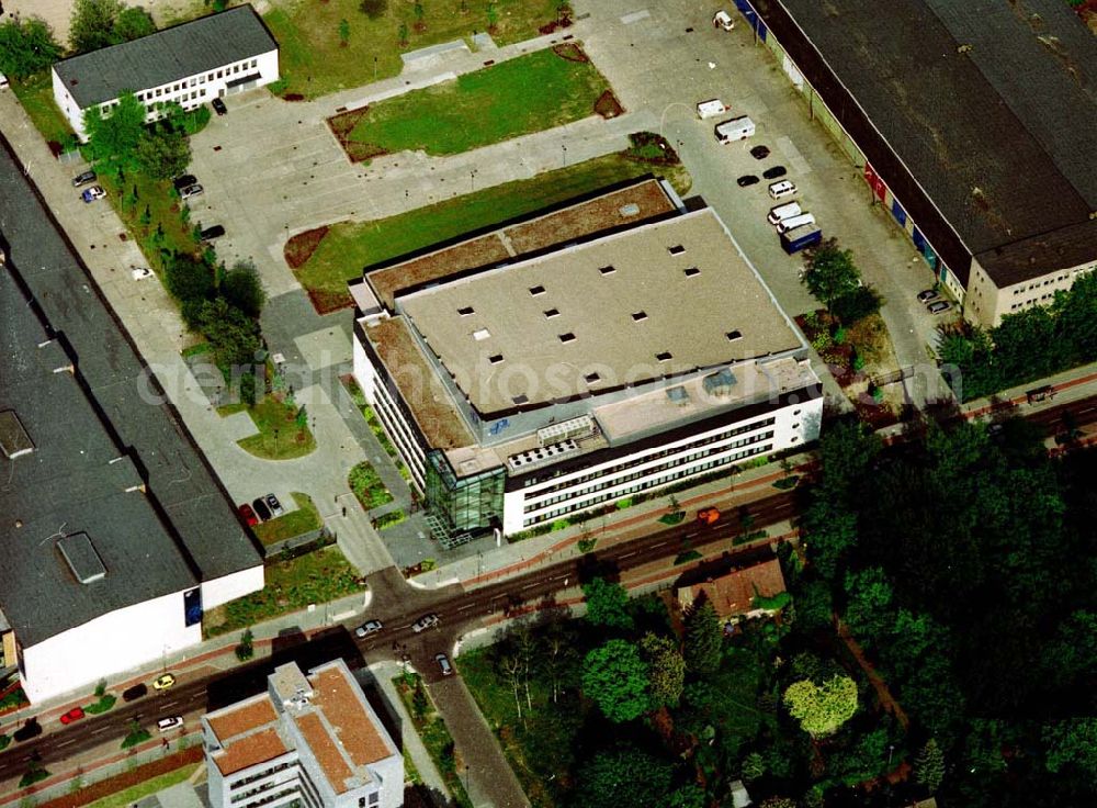 Berlin - Adlershof from above - Auf einer Fläche von 4.900 qm entstanden in Berlin Adlershof durch die ECE - Projektmanagement eine multifunktionale Produktionsstätte für Film, Fernsehen und Eventveranstaltungen Studio Berlin für die Muttergesellschaft Studio Hamburg.