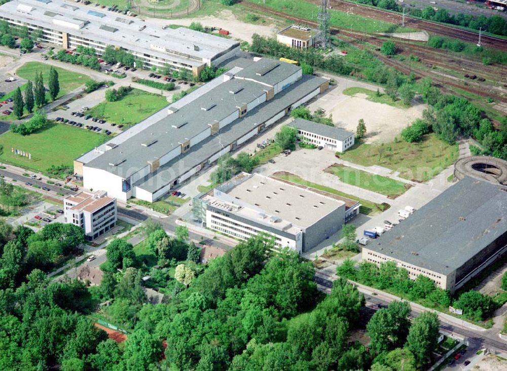 Aerial image Berlin - Adlershof - Auf einer Fläche von 4.900 qm entstanden in Berlin Adlershof durch die ECE - Projektmanagement eine multifunktionale Produktionsstätte für Film, Fernsehen und Eventveranstaltungen für die Muttergesellschaft Studio Hamburg.