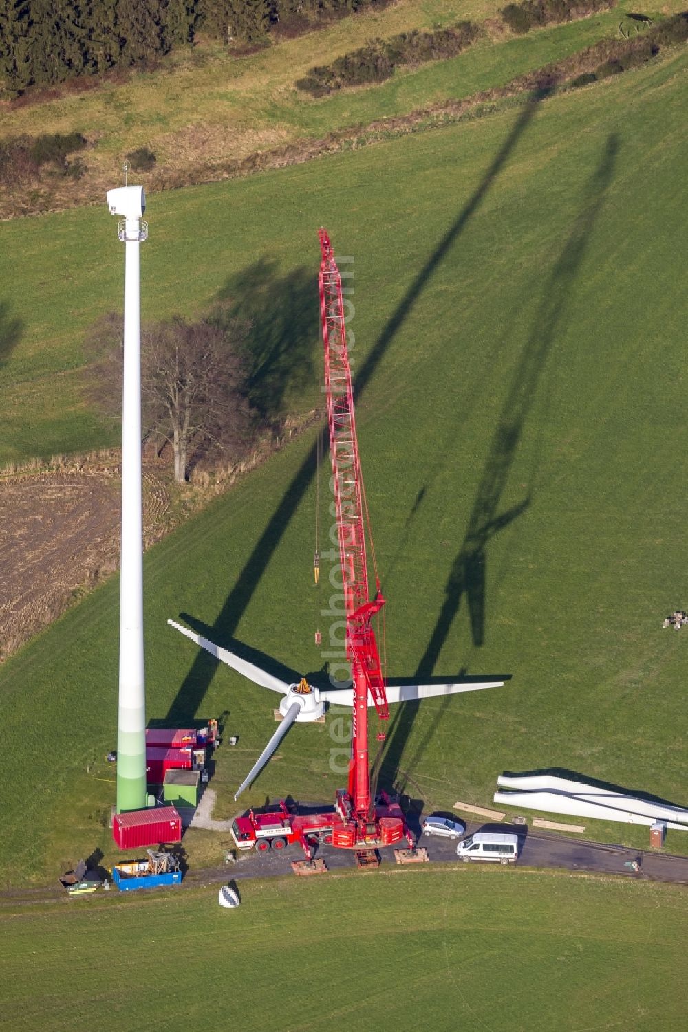 Aerial photograph Velbert - Construction and installation of a wind turbine on the Bremberg in Velbert in the Ruhr area in North Rhine-Westphalia