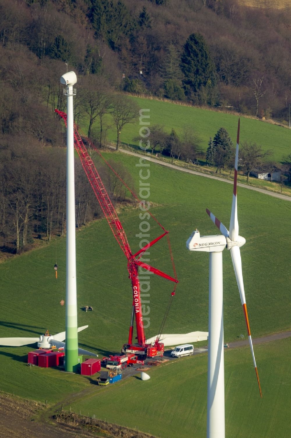 Velbert from the bird's eye view: Construction and installation of a wind turbine on the Bremberg in Velbert in the Ruhr area in North Rhine-Westphalia