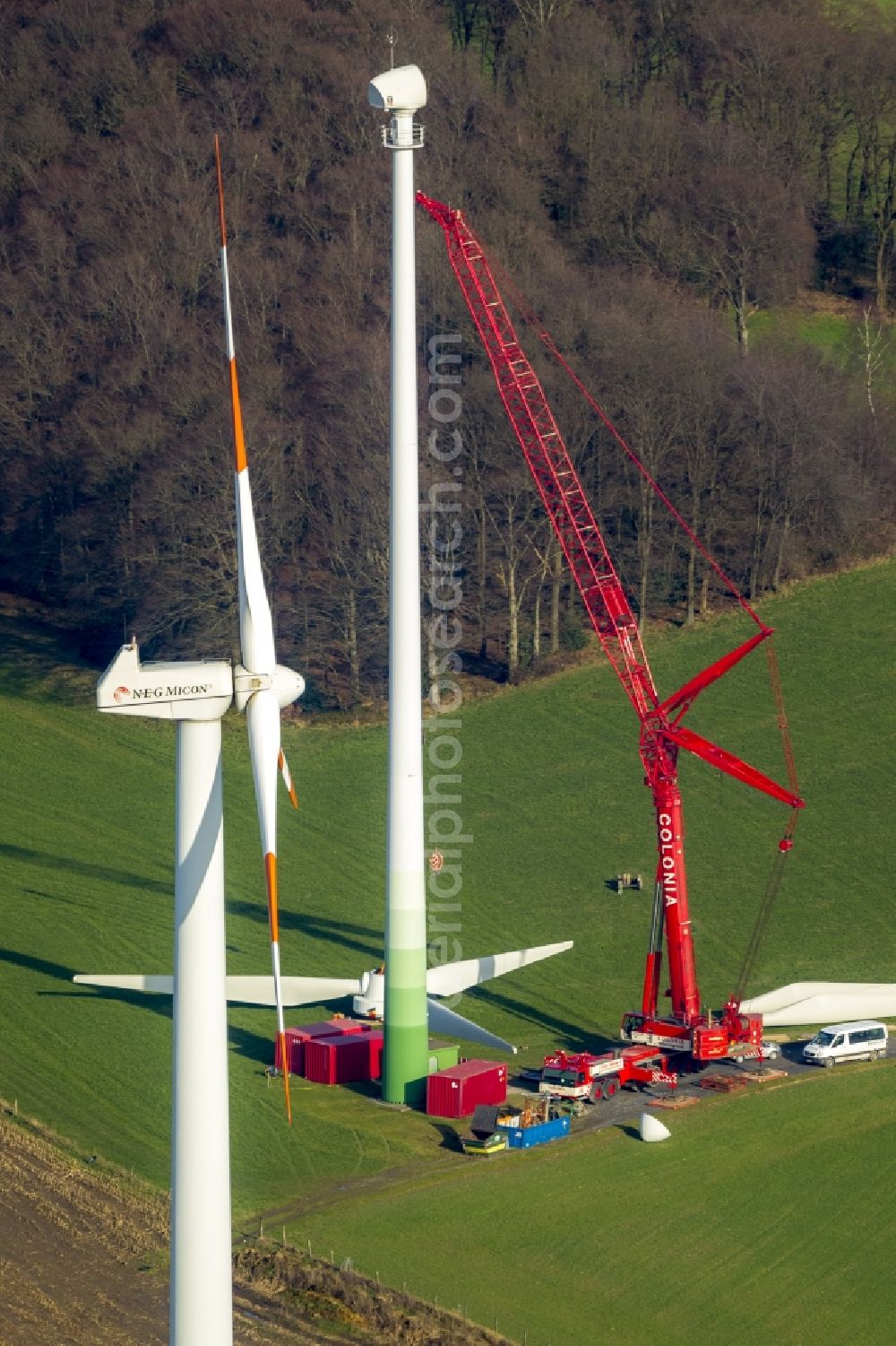 Aerial image Velbert - Construction and installation of a wind turbine on the Bremberg in Velbert in the Ruhr area in North Rhine-Westphalia