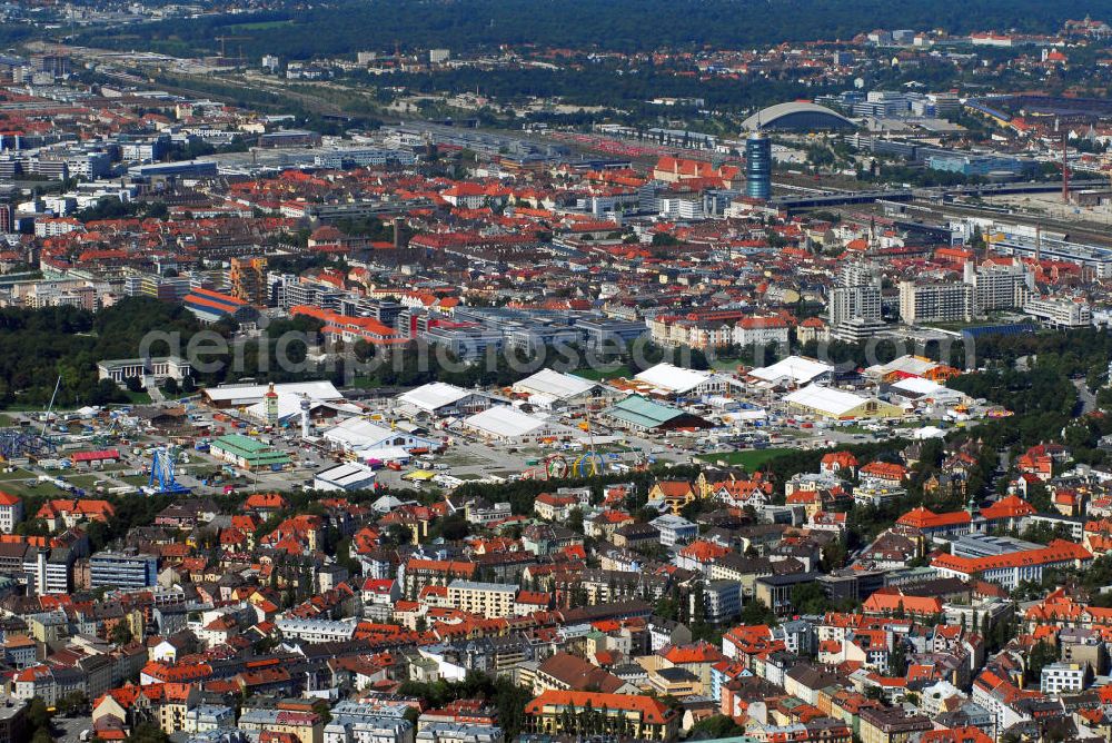 Aerial photograph München - Aufbau zum Oktoberfest 2006 Theresienhöhe mit Blick auf Bavaria Ruhmeshalle und Bavaria Park. Im hinteren, rechten Bildteil sieht man das Briefzentrum München der Deutschen Post AG. Kontakt: Veranstalter Tourismusamt München, Sendlinger Straße 1 80331 München, Tel. +49(0)89 233965 00, Fax +49(0)89 233302 33, Email: tourismus@muenchen.de