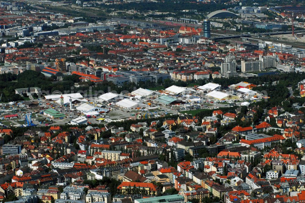 München from above - Aufbau zum Oktoberfest 2006 Theresienhöhe mit Blick auf Bavaria Ruhmeshalle und Bavaria Park. Im hinteren, rechten Bildteil sieht man das Briefzentrum München der Deutschen Post AG. Kontakt: Veranstalter Tourismusamt München, Sendlinger Straße 1 80331 München, Tel. +49(0)89 233965 00, Fax +49(0)89 233302 33, Email: tourismus@muenchen.de