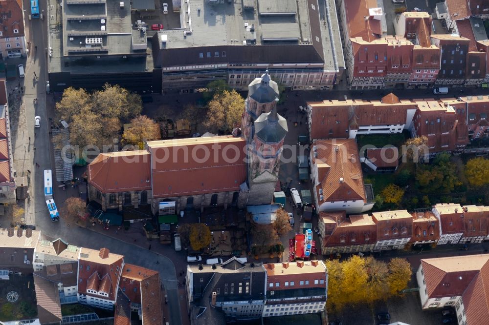 Göttingen from the bird's eye view: Construction work on the Christmas market - event area in Goettingen in the state Lower Saxony, Germany