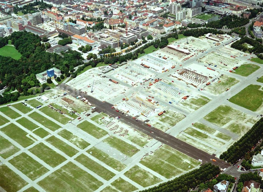 Aerial photograph München - Aufbauarbeiten zum Oktoberfest an der Theresienwiese in München.