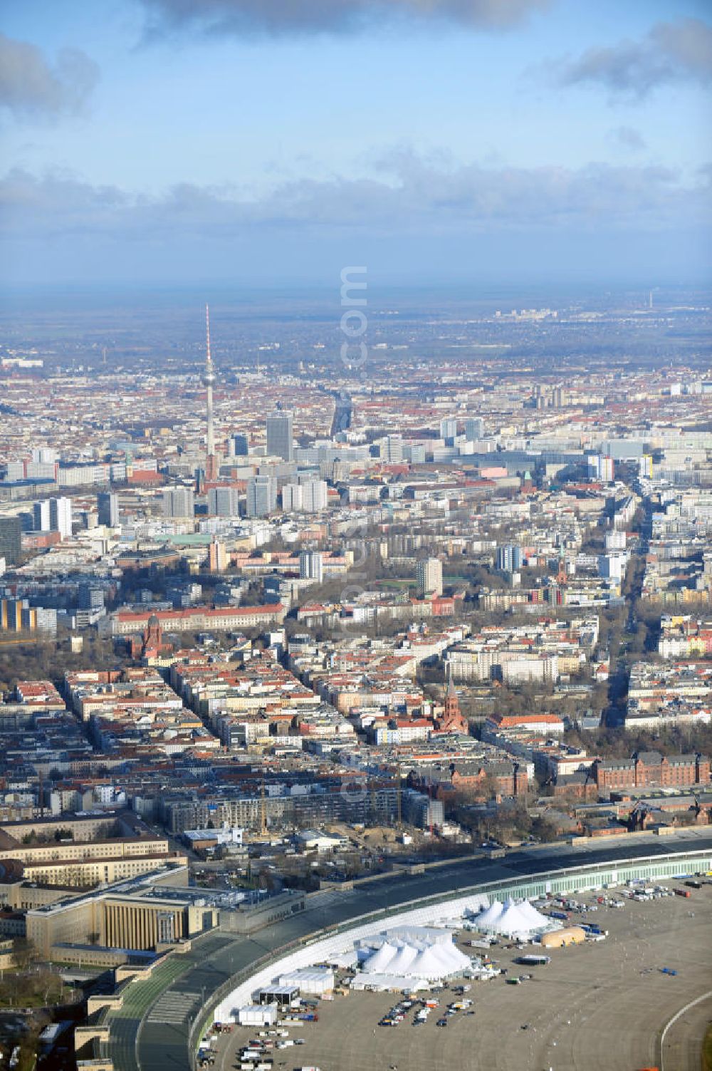 Aerial image Berlin - Aufbauarbeiten zur Fachmesse Bread & Butter auf dem ehemaligen Flughafen Berlin - Tempelhof. In zahlreichen Zelten und Pavillions findet im Januar die nunmehr traditionelle Modemesse unter dem Motto „tradeshow for selected brands“ statt. Construction works on the trade show Bread & Butter on the former airport Berlin - Tempelhof.