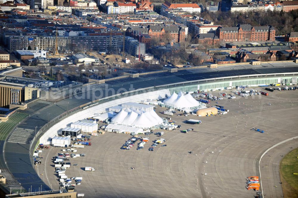 Aerial photograph Berlin - Aufbauarbeiten zur Fachmesse Bread & Butter auf dem ehemaligen Flughafen Berlin - Tempelhof. In zahlreichen Zelten und Pavillions findet im Januar die nunmehr traditionelle Modemesse unter dem Motto „tradeshow for selected brands“ statt. Construction works on the trade show Bread & Butter on the former airport Berlin - Tempelhof.