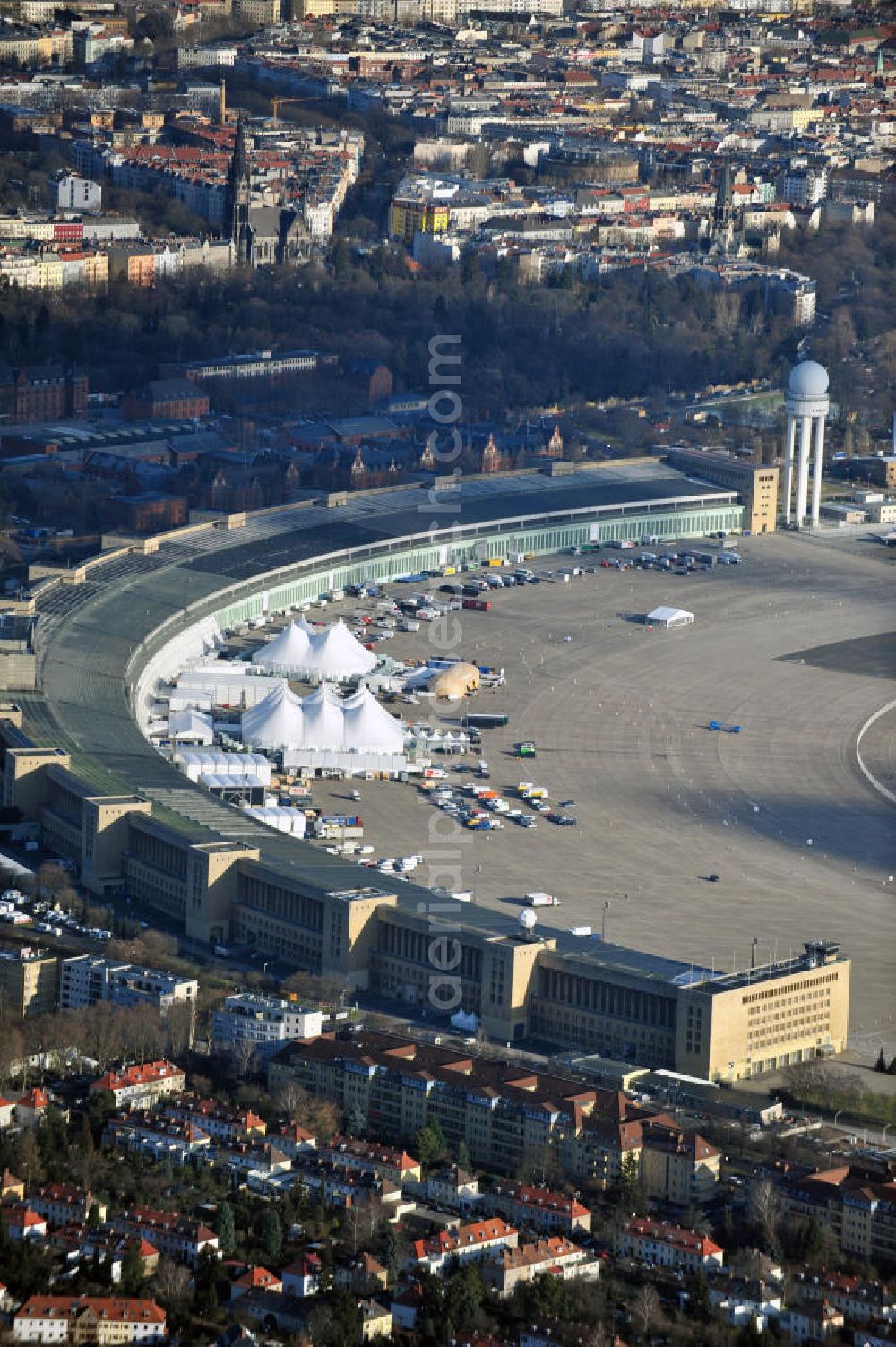 Berlin from the bird's eye view: Aufbauarbeiten zur Fachmesse Bread & Butter auf dem ehemaligen Flughafen Berlin - Tempelhof. In zahlreichen Zelten und Pavillions findet im Januar die nunmehr traditionelle Modemesse unter dem Motto „tradeshow for selected brands“ statt. Construction works on the trade show Bread & Butter on the former airport Berlin - Tempelhof.