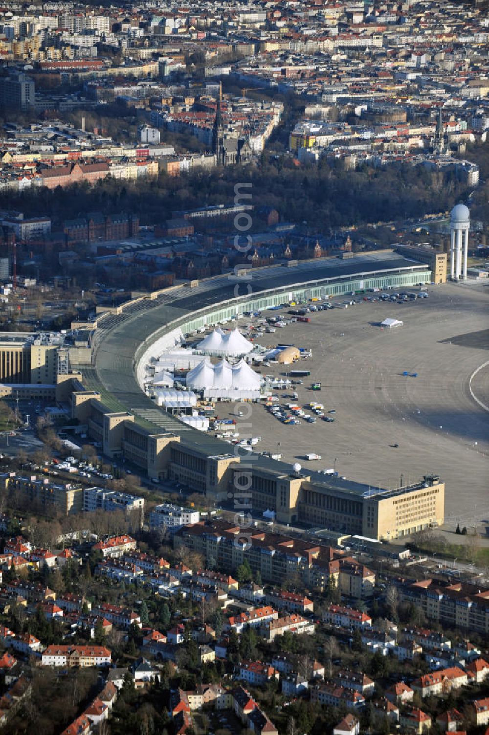 Aerial image Berlin - Aufbauarbeiten zur Fachmesse Bread & Butter auf dem ehemaligen Flughafen Berlin - Tempelhof. In zahlreichen Zelten und Pavillions findet im Januar die nunmehr traditionelle Modemesse unter dem Motto „tradeshow for selected brands“ statt. Construction works on the trade show Bread & Butter on the former airport Berlin - Tempelhof.