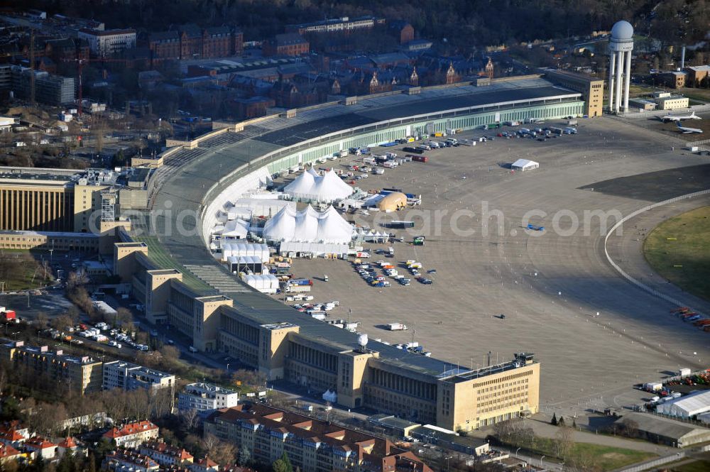 Aerial photograph Berlin - Aufbauarbeiten zur Fachmesse Bread & Butter auf dem ehemaligen Flughafen Berlin - Tempelhof. In zahlreichen Zelten und Pavillions findet im Januar die nunmehr traditionelle Modemesse unter dem Motto „tradeshow for selected brands“ statt. Construction works on the trade show Bread & Butter on the former airport Berlin - Tempelhof.