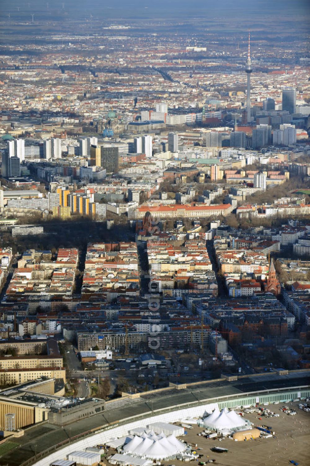 Berlin from above - Aufbauarbeiten zur Fachmesse Bread & Butter auf dem ehemaligen Flughafen Berlin - Tempelhof. In zahlreichen Zelten und Pavillions findet im Januar die nunmehr traditionelle Modemesse unter dem Motto „tradeshow for selected brands“ statt. Construction works on the trade show Bread & Butter on the former airport Berlin - Tempelhof.