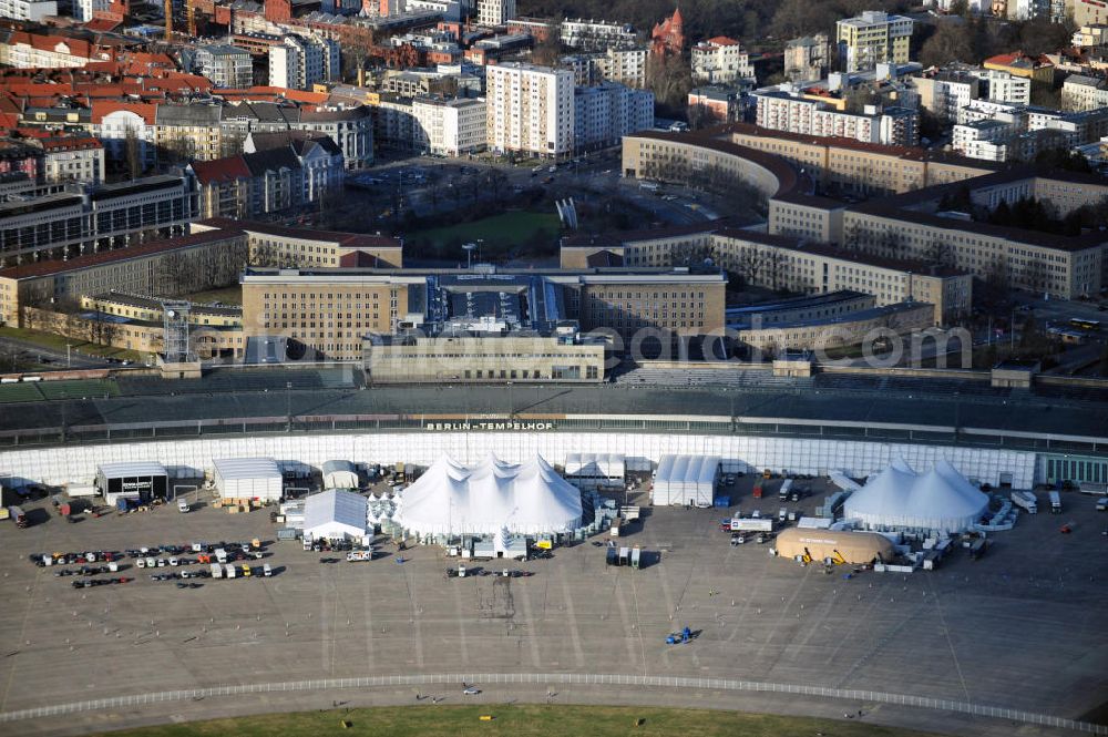 Aerial image Berlin - Aufbauarbeiten zur Fachmesse Bread & Butter auf dem ehemaligen Flughafen Berlin - Tempelhof. In zahlreichen Zelten und Pavillions findet im Januar die nunmehr traditionelle Modemesse unter dem Motto „tradeshow for selected brands“ statt. Construction works on the trade show Bread & Butter on the former airport Berlin - Tempelhof.