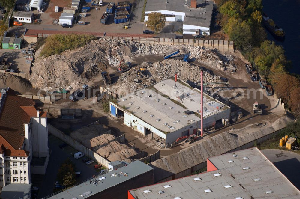 Aerial image Berlin - Blick auf die Aufbereitungsstätte / den Lagerplatz zum Brechen von künstlichem Gestein. Adresse: Saalburgstrasse 3, 12099 Berlin, Kontakt: RWG I Bauschuttrecycling GmbH, Mohriner Allee 119, 12347 Berlin, Tel. 030 70193220, Fax 030 7034098