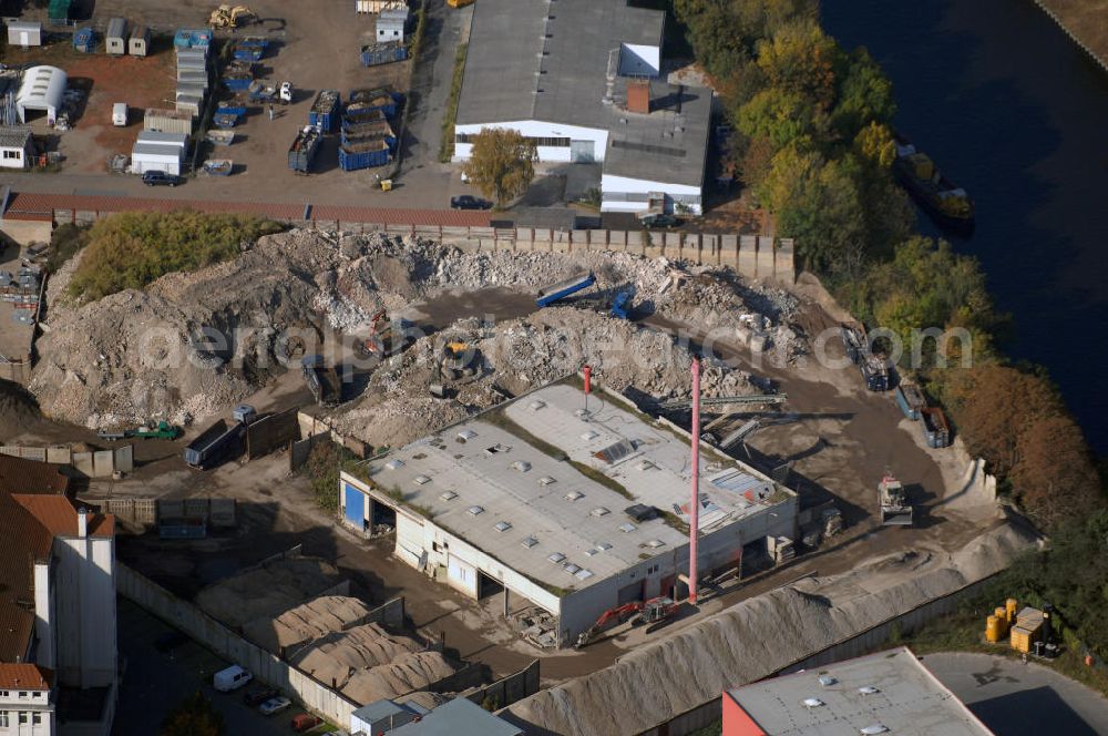 Aerial photograph Berlin - Blick auf die Aufbereitungsstätte / den Lagerplatz zum Brechen von künstlichem Gestein. Adresse: Saalburgstrasse 3, 12099 Berlin, Kontakt: RWG I Bauschuttrecycling GmbH, Mohriner Allee 119, 12347 Berlin, Tel. 030 70193220, Fax 030 7034098