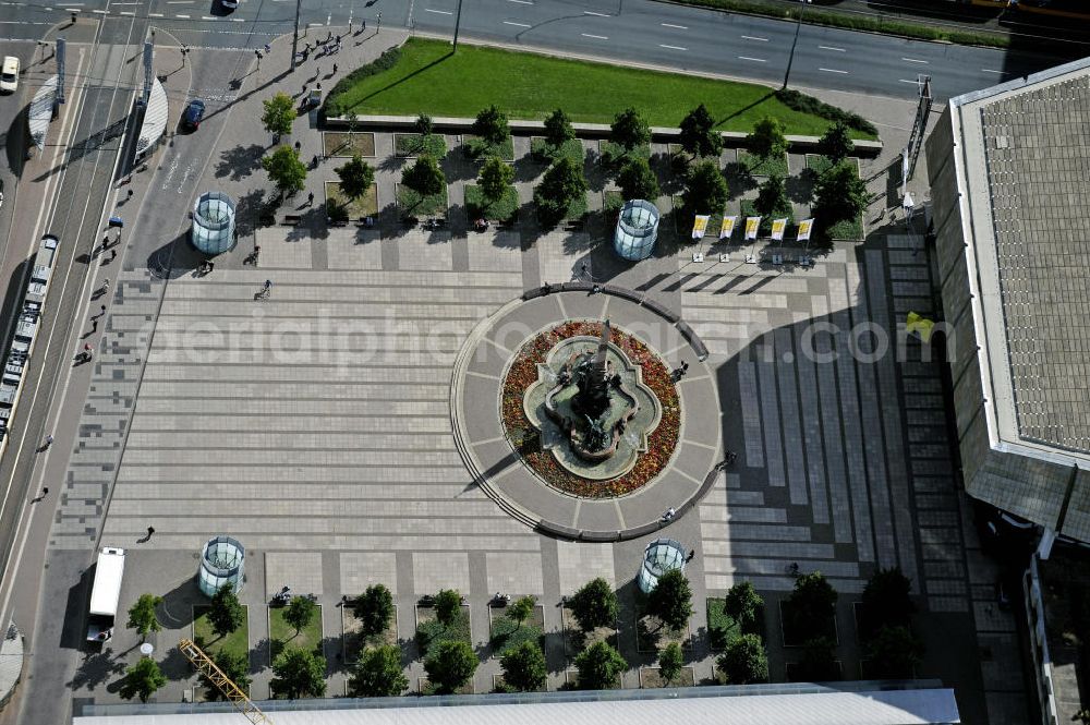 Leipzig from the bird's eye view: Blick auf den Augustusplatz mit dem Mendebrunnen vor dem Gewandhaus Leipzig. View of the square Augustusplatz in front of the Gewandhaus Leipzig.