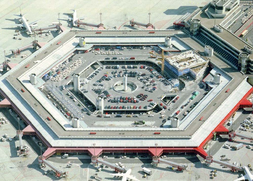 Aerial photograph Berlin - Ausbau der Abfertigungseinrichtungen auf dem Flughafen Berlin - Tegel.