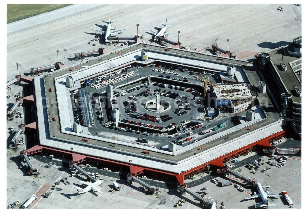 Berlin from above - Ausbau der Abfertigungseinrichtungen auf dem Flughafen Berlin - Tegel.